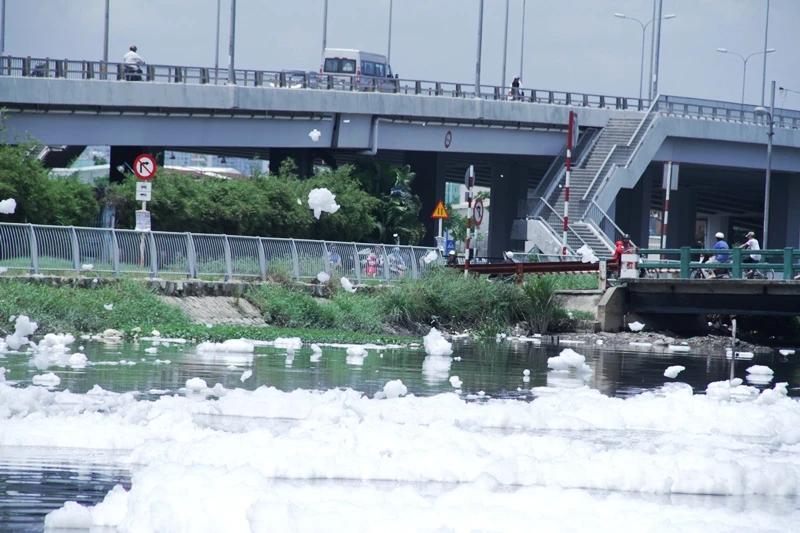 "Bọt trắng nhìn rất đẹp nhưng rất bẩn và hôi"- một người dân than phiền.